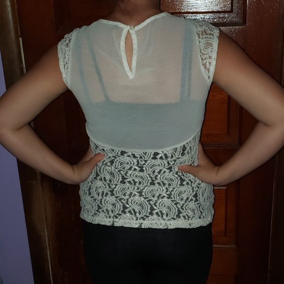 White laced shirt - Picture 2 of 2